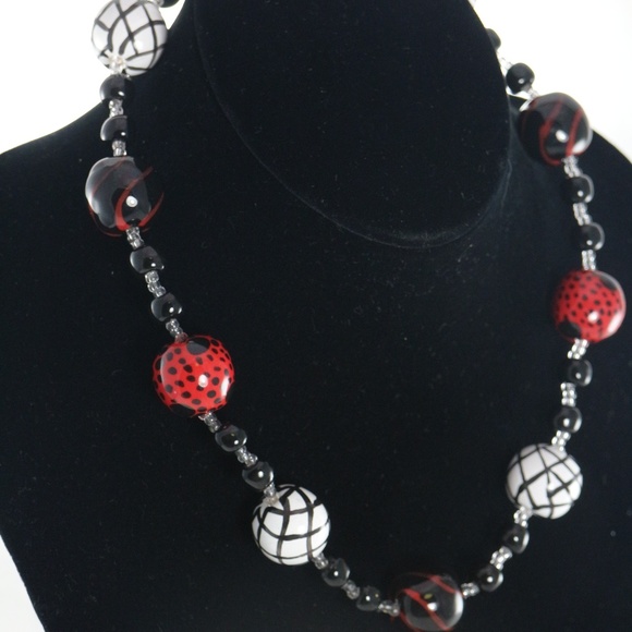 KAZURI Doria 18 in Handmade Necklace - Picture 2 of 5